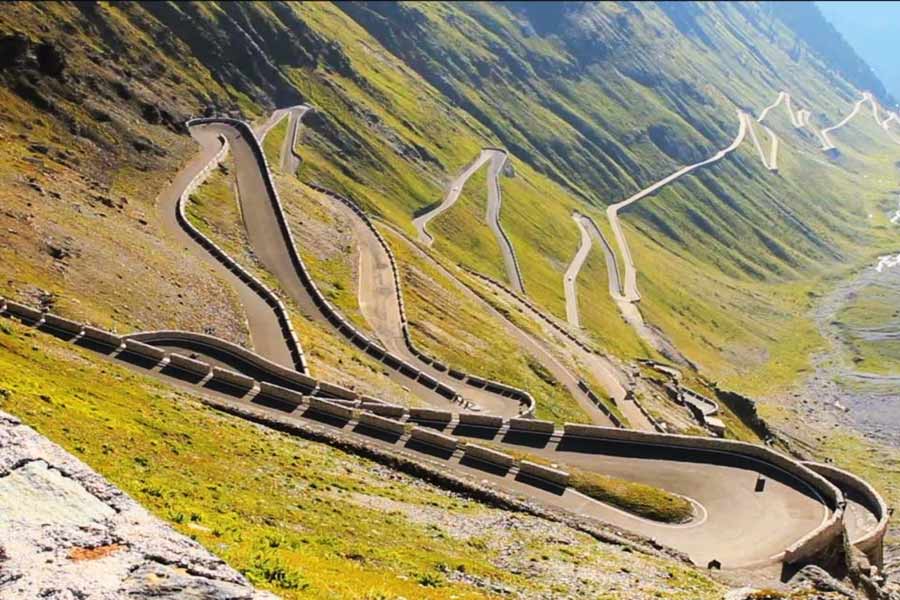 সিচুয়ান-তিব্বত সড়কপথে মোট ৪৩০টি সেতু এবং ৩৭৮১টি কালভার্ট রয়েছে।