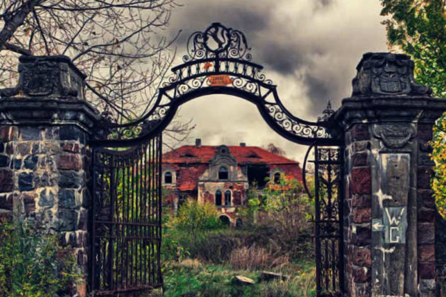 স্থানীয়দের দাবি, নানা ধরনের আলো এবং কান্নার শব্দ শুনতে পাওয়া যায় খনির ভিতর থেকে। এই খনিতেই নাকি এখনও আটকে রয়েছে হাজার হাজার শ্রমিকের ‘প্রেতাত্মা’।