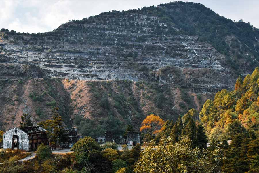 স্থানীয়দের দাবি, ১৯৯০ সালে চুনাপাথরের খনির ভিতরে নেমেছিলেন প্রায় ৫০ হাজার শ্রমিক। খনির ভিতরে শ্রমিকদের নিরাপত্তার কোনও ব্যবস্থা ছিল না।