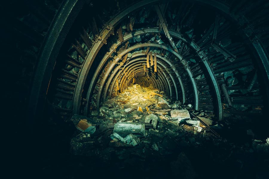 হঠাৎ খনির ভিতরে থাকা শ্রমিকেরা অসুস্থ হয়ে পড়তে শুরু করেন। হাওয়া চলাচলের কোনও বিকল্প ব্যবস্থা না থাকায় শ্বাসরোধ হয়ে মারা যান তাঁরা।