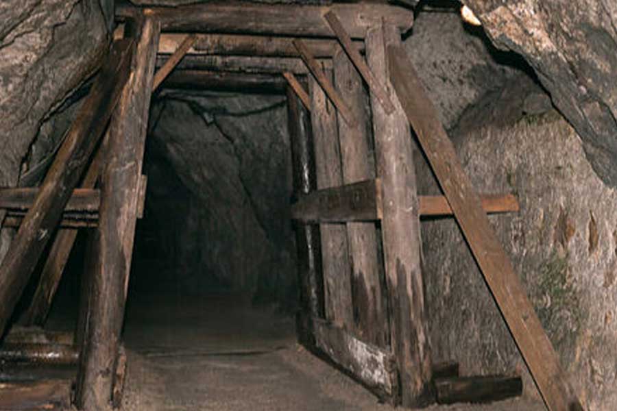 খনির সামনে দিয়ে গেলে নাকি যাত্রীদের মৃত্যু পর্যন্ত হতে পারে বলে আশঙ্কা করেন কেউ কেউ।