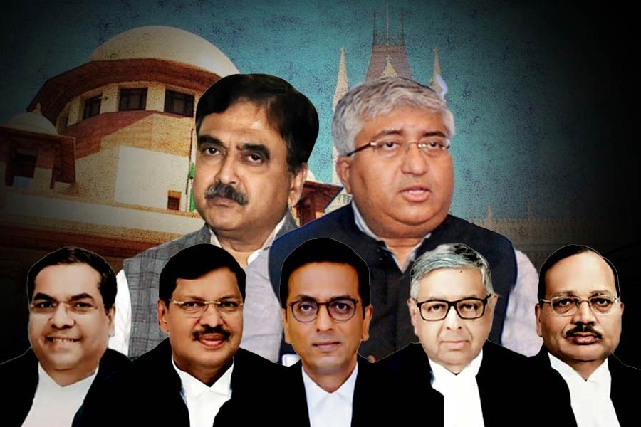 এর আগে শনিবারও মেডিক্যাল মামলা শুনতে বসেছিল শীর্ষ আদালতের বিশেষ বেঞ্চ। সে দিন এই মামলায় কলকাতা হাই কোর্টের যাবতীয় বিচারপ্রক্রিয়া স্থগিত করে দেওয়া হয়েছিল। 