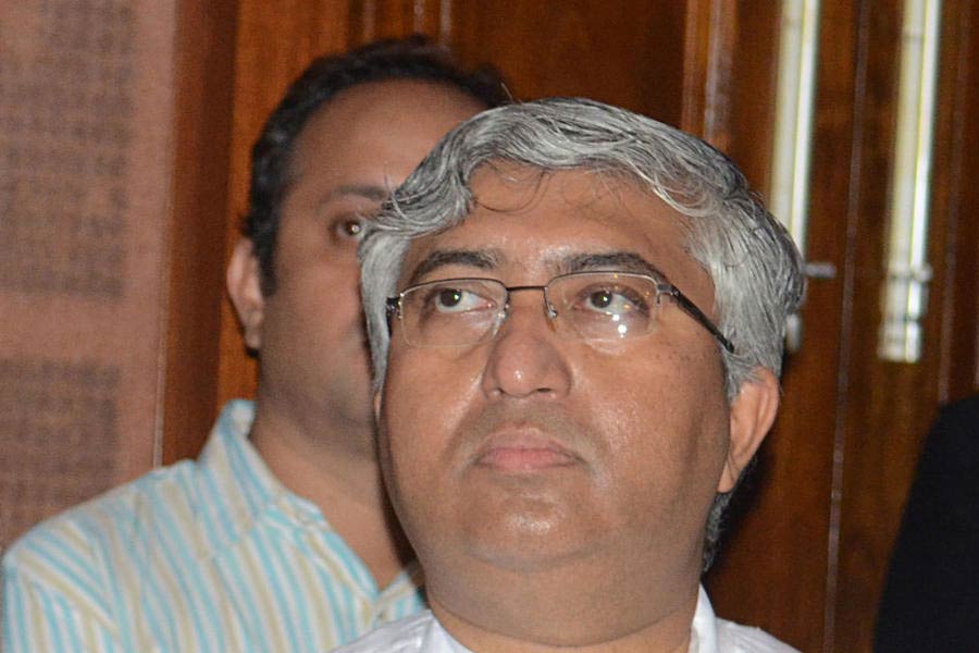 কলকাতা হাই কোর্টের দুই বিচারপতির সংঘাত এবং মেডিক্যাল মামলা নিয়ে কেন্দ্রীয় সরকারের তরফেও সোমবার সুপ্রিম কোর্টে কিছু বলতে চেয়েছিলেন সলিসিটর জেনারেল তুষার মেহতা। প্রধান বিচারপতি তাঁকে লিখিত আকারে তাঁদের বক্তব্য জানাতে বলেন।