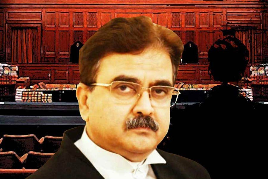 এর আগে শনিবার বিচারপতি অভিজিৎ গঙ্গোপাধ্যায়ের নির্দেশের বিরুদ্ধে সুপ্রিম কোর্টে মামলা (এসএলপি) করেছিল রাজ্য সরকার। মামলার অনুমতিও দিয়েছিল শীর্ষ আদালত। 