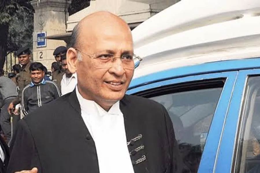 অভিষেক বন্দ্যোপাধ্যায়ের আইনজীবী অভিষেক মনু সিঙ্ঘভি শনিবারের পর সোমবারও আদালতে বিচারপতি গঙ্গোপাধ্যায়ের বিরুদ্ধে বক্তব্য জানান। একটি ভিডিয়ো দেখাতে চান আদালতে। 