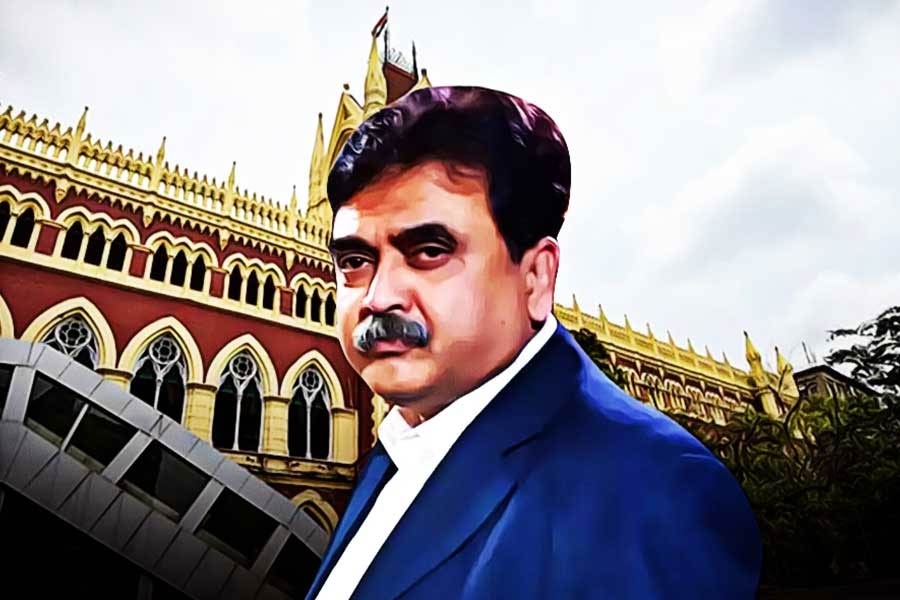 মেডিক্যালে ভর্তি মামলা নিয়ে বিতর্কের সূত্রপাত। এই মামলায় সিবিআই তদন্তের নির্দেশ দিয়েছিলেন বিচারপতি গঙ্গোপাধ্যায়। বিচারপতি সেনের ডিভিশন বেঞ্চ তা খারিজ করে দেয়।