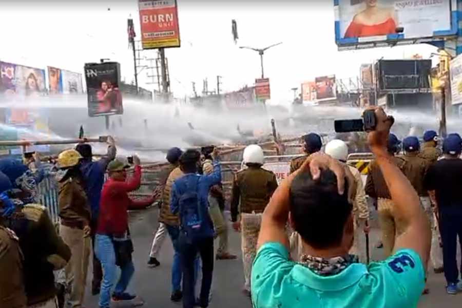 ব্যারাকপুরে বিজেপি কর্মীদের উপর জলকামান পুলিশের।