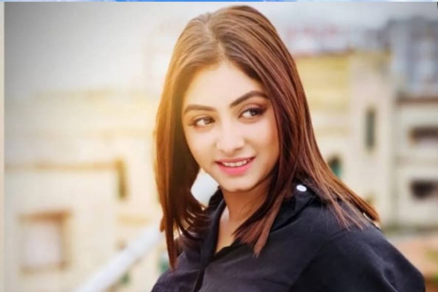 সেখানে একটি হলুদ আনারকলি পরেছিলেন তিয়াসা। সেই ভিডিয়োয় পোশাকের আড়ালে যা স্ফীতোদর বলে মনে হয়েছে অনেকের, তা আসলে বাড়তি মেদ।