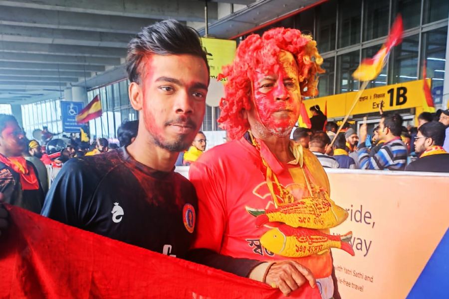 গায়ে লাল-হলুদ রং, গলায় জোড়া ইলিশ। বিমানবন্দরে হাজির লাল-হলুদ সমর্থক।