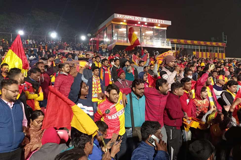 টিম মাঠে পৌঁছনোর খানিক ক্ষণ আগে ইস্টবেঙ্গল গ্যালারি।