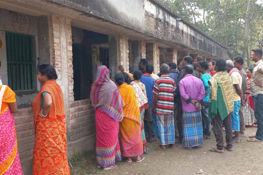 স্কুলের সামনে অভিভাবকদের বিক্ষোভ।