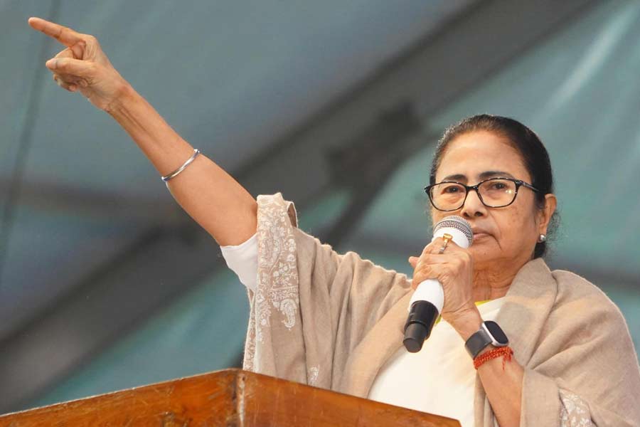 Mamata Banerjee will hold a meeting with TMC leaders of two Burdwan districts to prepare for the Lok Sabha polls at the Dharna Mancha