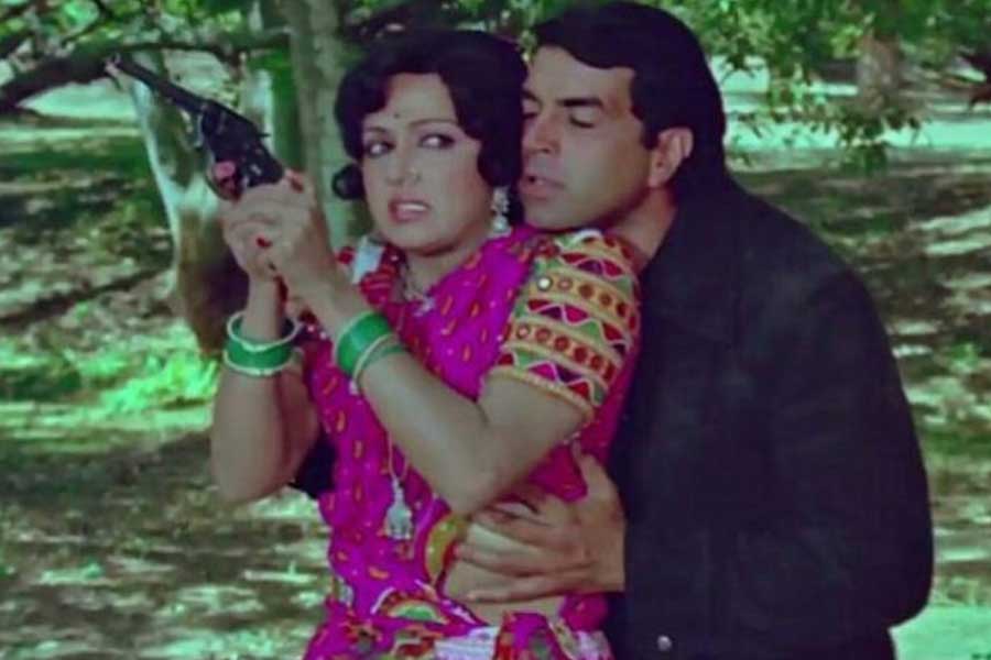 অমিতাভ এবং জয়ার প্রেমের রসায়ন গড়ে উঠলেও ‘শোলে’ ছবিতে বেশি প্রাধান্য পেয়েছে ধর্মেন্দ্র এবং হেমার সম্পর্ক। এমনকি ছবিতে অমিতাভকে একা খুব কম দৃশ্যেই অভিনয় করতে দেখা গিয়েছে।