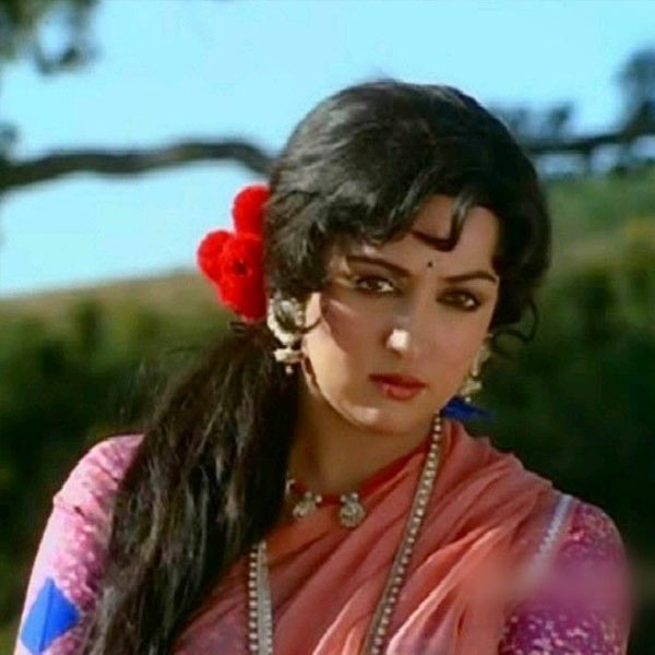 ‘শোলে’ ছবিতে অধিকাংশ দৃশ্যে অন্যান্য তারকার সঙ্গে অভিনয় করতে দেখা গিয়েছে অমিতাভকে। শোনা যায় হেমার চেয়ে কম পারিশ্রমিক পেয়েছিলেন অমিতাভ।