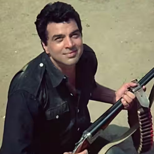 বলিপাড়া সূত্রে খবর, অমিতাভের চেয়ে ‘শোলে’ ছবিতে অভিনয় করে বেশি পারিশ্রমিক পেয়েছিলেন ধর্মেন্দ্র।