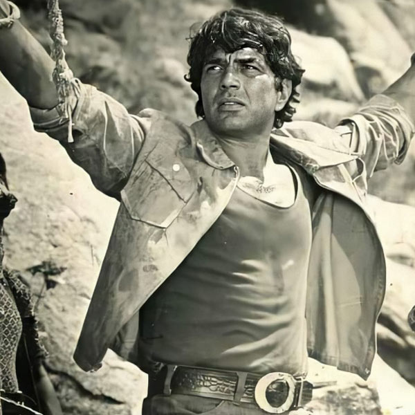 বলিপাড়া সূত্রে খবর, ‘শোলে’ ছবিতে অভিনয় করে দেড় লক্ষ টাকা পারিশ্রমিক পেয়েছিলেন ধর্মেন্দ্র।