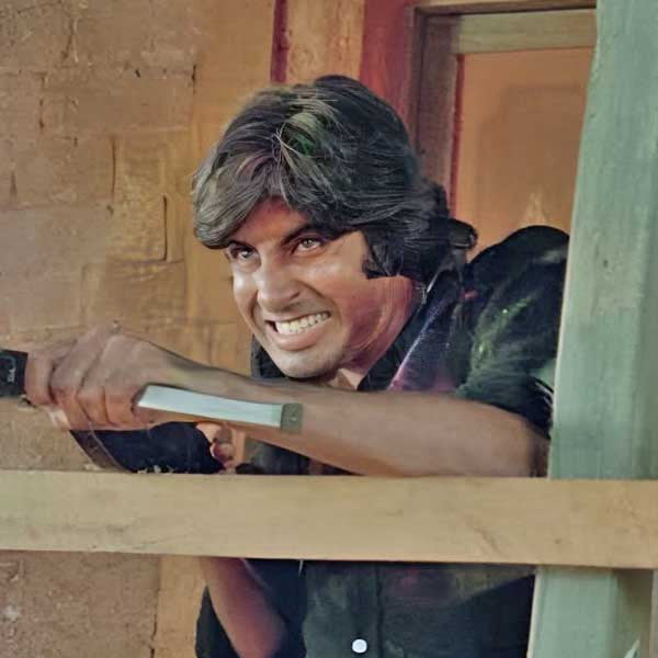 অমিতাভ লক্ষের ঘরে আয় করলেও ধর্মেন্দ্রের চেয়ে তাঁর পারিশ্রমিকের ব্যবধান ছিল চোখে পড়ার মতো। বলিপাড়ার অন্দরমহল সূত্রে জানা যায়, ‘শোলে’ ছবিতে অভিনয় করে এক লক্ষ টাকা আয় করেন ‘বিগ বি’।