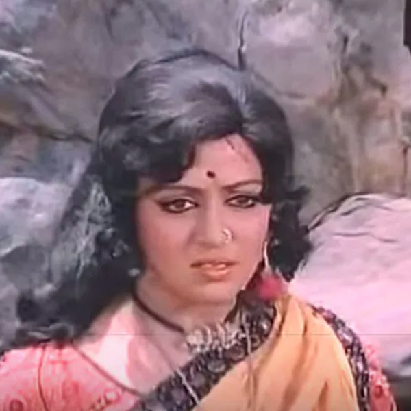 ‘শোলে’ ছবিতে অভিনয় করে অমিতাভের চেয়ে মাত্র ২৫ হাজার টাকা কম পান হেমা। বলিপাড়া সূত্রে খবর, হেমা এই ছবি থেকে আয় করেছিলেন ৭৫ হাজার টাকা।