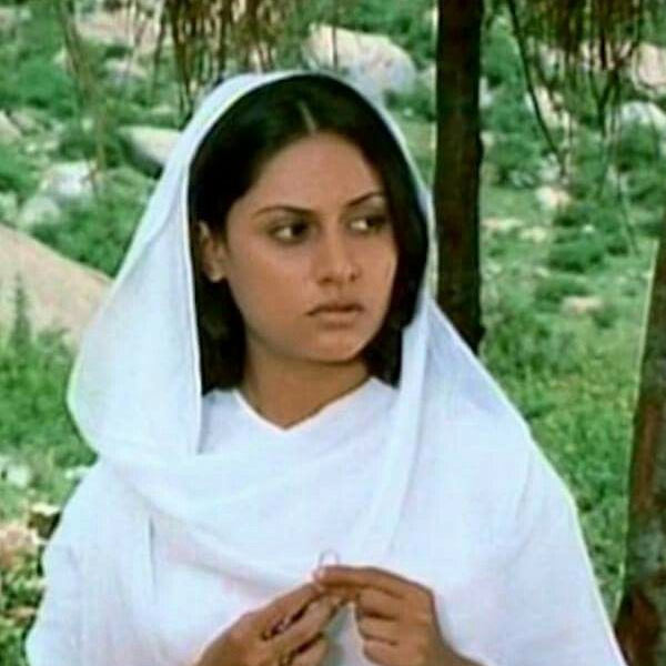 ‘শোলে’ ছবিতে অভিনয় করেন জয়া বচ্চনও। বলিপাড়া সূত্রে খবর, এই চরিত্রে অভিনয় করে ৩৫ হাজার টাকা পারিশ্রমিক পেয়েছিলেন অভিনেত্রী।	