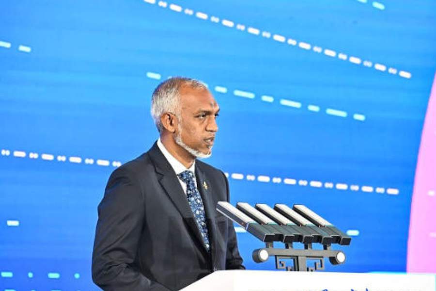 সেই সফরের বেশ কিছু ছবি এবং ভিডিয়ো সমাজমাধ্যমে ভাইরাল হয়। অভিযোগ, এর পর মলদ্বীপের তিন মন্ত্রী, মরিয়ম শিউনা, মালশা শরিফ এবং মাহজ়ুম মাজিদ ভারত এবং মোদীকে নিয়ে আপত্তিকর মন্তব্য করেন। 