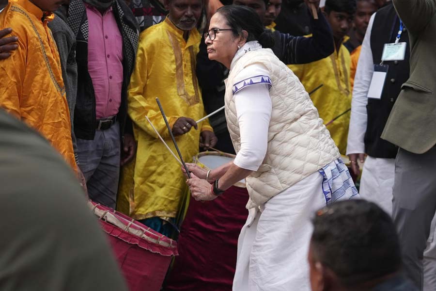 রায়গঞ্জ শহরে পদযাত্রা চলাকালীন বিদ্রোহী মোড়ে ছাক বাজাচ্ছেন মুখ্য়মন্ত্রী মমতা বন্দ্যোপাধ্যায়।