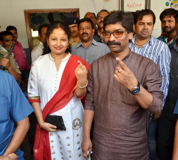 সেখানে ছিলেন হেমন্ত-পত্নী কল্পনা সোরেনও। জেএমএম প্রধানের বিরুদ্ধে ওঠা দুর্নীতির অভিযোগের তদন্ত করছে এনফোর্সমেন্ট ডিরেক্টরেট (ইডি)। 