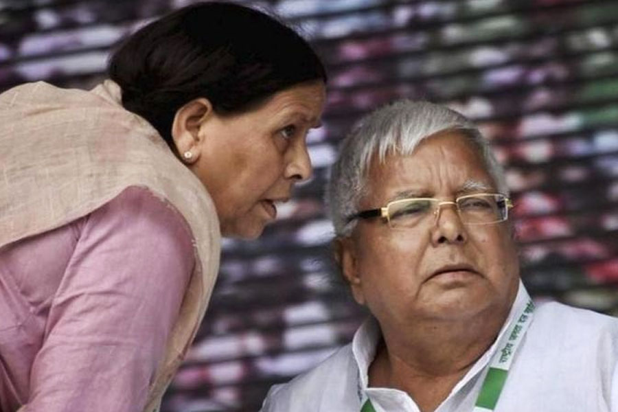 প্রসঙ্গত, পশুখাদ্য দুর্নীতি মামলায় অভিযুক্ত হওয়ার পরে ১৯৯৭ সালে লালুপ্রসাদ বিহারের মুখ্যমন্ত্রী পদ থেকে ইস্তফা দেন। সকলকে হতচকিত করে রাবড়ী দেবীকে মুখ্যমন্ত্রীর করেছিলেন তিনি।