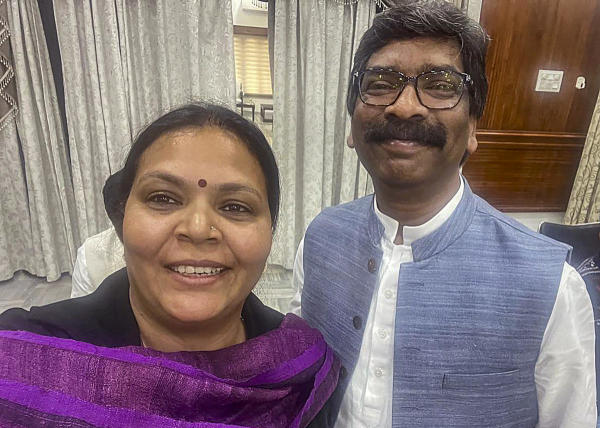 শাসক জোটে শামিল কংগ্রেসের দুই বিধায়ক অম্বা প্রসাদ এবং দীপিকা পাণ্ডে অবশ্য মুখ্যমন্ত্রী বদলের সম্ভাবনা উড়িয়ে দিয়েছেন। ঝাড়খণ্ডে সরকারে রয়েছে জেএমএম, কংগ্রেস এবং আরজেডি।