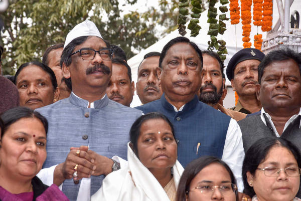 হেমন্ত কোথায় তা নিয়ে গত কাল দিনভর জল্পনা চলেছিল। আজ ভোরে রাঁচী ফেরেন তিনি। কোথায় গিয়েছিলেন জানতে চাওয়া হলে হেমন্ত সাংবাদিকদের বলেন, ‘‘আমি আপনাদের হৃদয়েই রয়েছি।’’