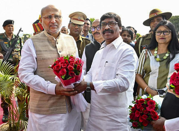 বিষয়টি নিয়ে হেমন্তের অস্বস্তি বাড়িয়েছেন খোদ রাজ্যপাল সি পি রাধাকৃষ্ণন। বিষয়টির উপরে নজর রাখছেন বলে জানিয়ে তিনি বলেছেন, ‘‘কেউ-ই আইনের ঊর্ধ্বে নন।’’ 