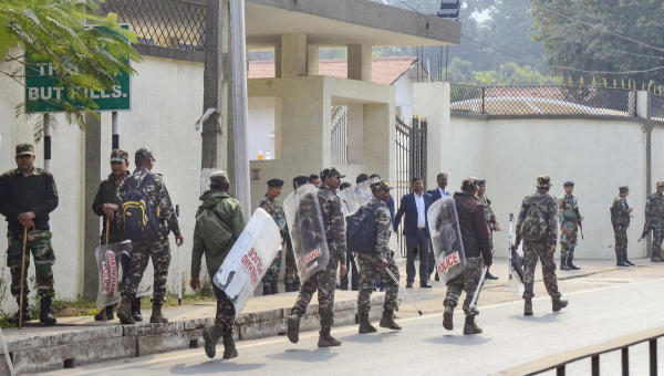 হেমন্ত যদি লালুর পদাঙ্ক অনুসরণ করেন, তা হলে রাজ্যপালের ভূমিকা গুরুত্বপূর্ণ হয়ে উঠবে বলে মনে করছেন রাজনৈতিক বিশ্লেষকদের একাংশ।