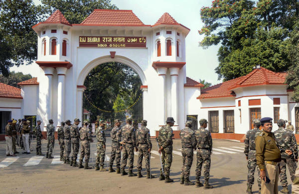 ইডি সূত্রে খবর, সোরেনের দিল্লির বাসভবন থেকে দু’টি বিএমডব্লিউ গাড়ি বাজেয়াপ্ত করা হয়েছে। এ ছাড়াও বেশ কিছু গুরুত্বপূর্ণ নথি এবং নগদ ৩৬ লক্ষ টাকা উদ্ধার হয়েছে। 