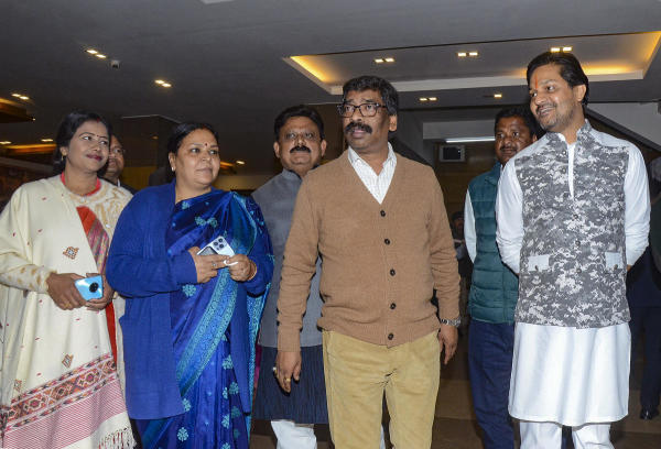 এর আগে সোরেনকে ইডি মোট ন’বার তলব করলেও প্রতি বারই তা এড়িয়ে গিয়েছেন তিনি। গত শনিবার তাঁকে আবার নতুন করে সমন পাঠিয়েছিল কেন্দ্রীয় তদন্তকারী সংস্থা। 