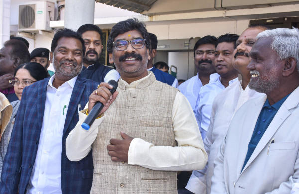 তার পরই ইডি সূত্রে জানা গিয়েছিল, বেশ কিছু প্রশ্নের জবাব না মেলায় হেমন্তকে ফের সমন পাঠানো হবে। তাঁর বিরুদ্ধে ওঠা আর্থিক তছরুপের অভিযোগ অবশ্য উড়িয়ে দেন ঝাড়খণ্ডের মুখ্যমন্ত্রী। 