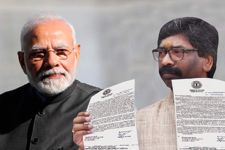 যদিও হেমন্তের পাল্টা দাবি, রাজনৈতিক উদ্দেশ্যে তাঁর বিরুদ্ধে আর্থিক দুর্নীতির অভিযোগ তোলা হয়েছে। তদন্তকারী সংস্থা তাঁর ভাবমূর্তিকে কালিমালিপ্ত করতে চাইছে। তাই সুকৌশলে সংবাদমাধ্যমে ভুয়ো খবর পরিবেশন করা হচ্ছে।