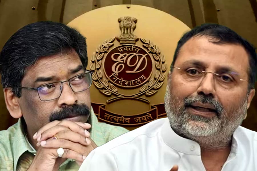 ঝাড়খণ্ডের বিজেপি সাংসদ নিশিকান্ত দুবের বলেছেন, ‘‘চলতি মাসে জেএমএম বিধায়ক সরফরাজ আহমেদ বিধায়ক পদ থেকে ইস্তফা দেন। খুব তাড়াতাড়ি হেমন্ত সোরেনও পদত্যাগ করবেন এবং তাঁর স্ত্রী পরবর্তী মুখ্যমন্ত্রী হবেন।’’