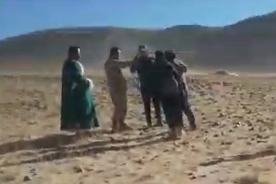 সেই ভিডিয়ো ছড়িয়ে পড়েছে সমাজমাধ্যমে। আনন্দবাজার অনলাইন তার সত্যতা যাচাই করেনি। ভিডিয়ো দেখে পাশুপালকদের সাহসের প্রশংসা করেছেন অনেকেই।