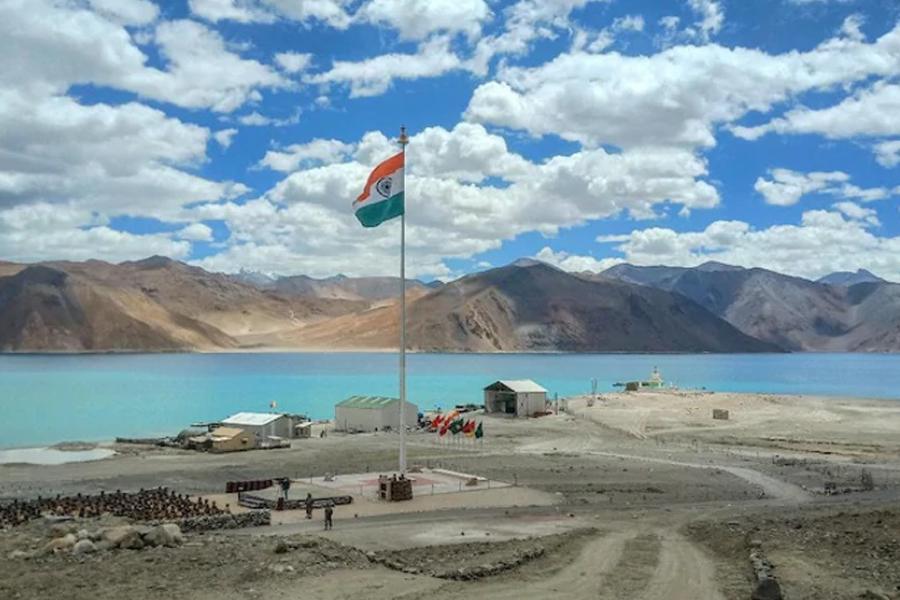 ২০২০ সালের জুন মাসে গালওয়ানে ভারত এবং চিন সেনার মুখোমুখি সংঘর্ষ হয়। তাতে মারা গিয়েছিলেন ২০ জন ভারতীয় সেনা। চিন দাবি করে, তাদের চার জন সেনা মারা গিয়েছেন। যদিও মনে করা হয়, মৃত্যুর প্রকৃত সংখ্যা অনেক বেশি। 