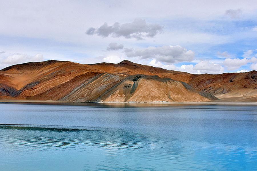 তার পর থেকে দুই দেশের সামরিকস্তরে দফায় দফায় বৈঠক হয়েছে। তবে রফাসূত্র পুরোপুরি মেলেনি। একটি সংবাদ মাধ্যমকে সেনাপ্রধান জেনারেল মনোজ পাণ্ডে জানিয়েছেন, এলএসির কাছে পরিস্থিতি ‘স্থিতিশীল হলেও উত্তেজনাপ্রবণ’। এই পরিস্থিতিতে চিনের সেনা পশুচারণে বাধা দিলে রুখে দাঁড়ালেন স্থানীয়েরাও।