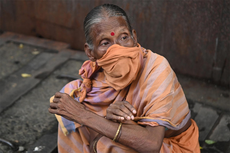 আর জি কর হাসপাতালের মর্গের সামনে প্রসেন মণ্ডলের দিদিমা। রবিবার।