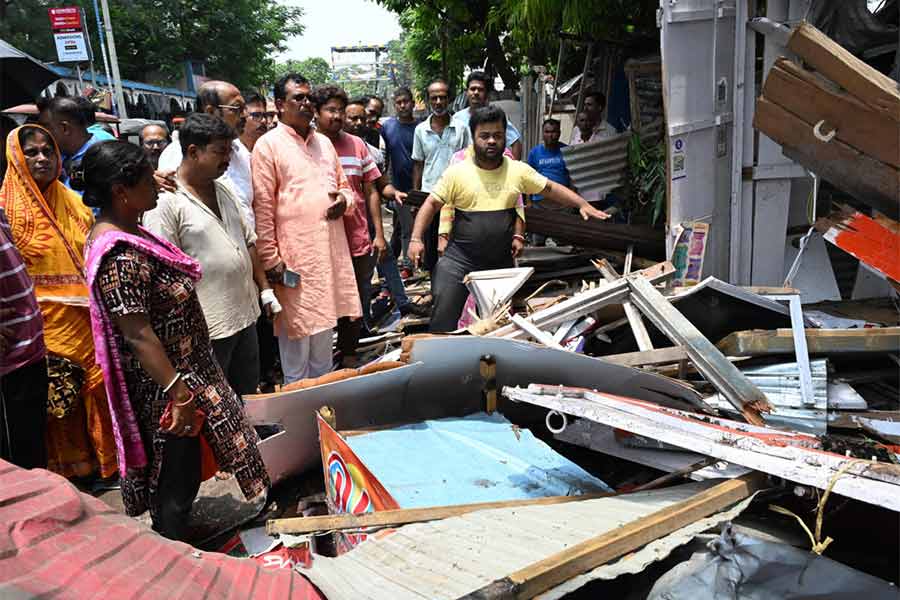 উচ্ছেদ হওয়া দোকানিদের সাথে কথা বলছেন বিজেপির প্রতিনিধিরা, আছেন অর্জুন বিশ্বাস। নদিয়ার কৃষ্ণনগরে।