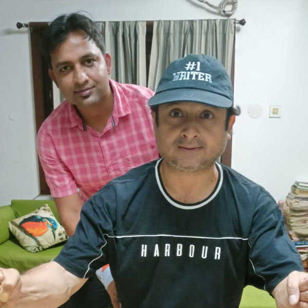 কিন্তু কেন এত কিছুর প্রয়োজন হচ্ছে? সেই বিষয়ে মুখ খুলতে নারাজ শিবপ্রসাদ। তবে তিনি মুখ না খুললেও ৭৬ কিলোগ্রাম থেকে ৬৬ কিলোগ্রামে এসে দাঁড়ানো শিবপ্রসাদের নতুন ‘লুক’ ইতিমধ্যেই টলিউডে চর্চার কারণ হয়ে উঠেছে। এমনও শোনা যাচ্ছে, পর্দায় কৌশানীর সঙ্গে প্রেমের রসায়ন জমিয়ে তুলতেই নাকি চেহারায় বিশেষ পরিবর্তন আনছেন অভিনেতা শিবপ্রসাদ।