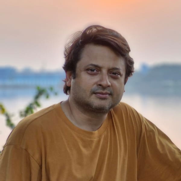 ওজন কমানোর বিষয়ে আনন্দবাজার অনলাইনকে শিবপ্রসাদ জানিয়েছেন, “সবটাই অভিনয়ের খাতিরে। ‘আমার বস’ এবং ‘বহুরূপী’ ছবি দু’টির জন্যই রোগা হওয়া। ওখানে আমাকে যে ধরনের চরিত্রে দেখা যাবে, তার জন্যও রোগা হওয়া দরকার ছিল।’’ তা ছাড়া কোমরে চোট পাওয়ার পরও খানিকটা ওজন কমানোর প্রয়োজন হয়েছে চিকিৎসকের পরামর্শে, সে কথাও জানিয়েছেন তিনি। আরও জানিয়েছেন, ‘নতুন’ শিবপ্রসাদ হতে গিয়ে কম সংযম অভ্যাস করতে হয়নি। অনেক পছন্দের খাবার বাদ পড়েছে। রাতের খাবার খেতে হচ্ছে ঘড়ি ধরে নির্দিষ্ট সময়ে। সঙ্গে চলছে পাল্লা দিয়ে ঘাম ঝরানো শরীরচর্চা।