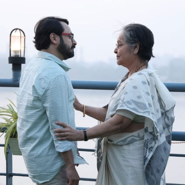 প্রথমেই বদল হয়েছে ডায়েটে। পরিচালক-অভিনেতার দাবি, এখন তিনি সকালে খাবার খেয়ে নেন ভরপেট। পাতে ওট্‌সের রুটি, এক বাটি সেদ্ধ সব্জি, দু’টি কলা, একটি ওমলেট। তাঁর মতে, সকালে ভারী জলখাবার খেলে সারা দিনের খিদে কমে যায়। দুপুরে তিনি নানা রকম তরকারি আর মাছ খাচ্ছেন। ছেঁটে ফেলেছেন ভাত। এর পাশাপাশি আরও একটি প্রিয় জিনিস ছাড়তে হয়েছে তাঁকে। সেটি হল মুড়ি। শিবপ্রসাদের বিকেল মানেই আয়েশ করে মুড়ি খাওয়া। না, শুকনো মুড়ি-শসা নয়। এত দিন সেই মুড়িতে থাকত চানাচুর, ছোলা, বাদাম, পেঁয়াজ-লঙ্কাকুচি— আরও কত কী! 