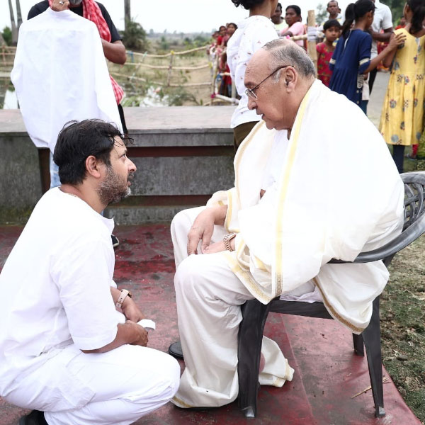 শিবপ্রসাদ বলেন, “আগে বিকেলে অনেকটা মুড়ি খেয়ে ফেলতাম, তাই রাতের খাবার খেতে দেরি হয়ে যেত।’’ এখন রাতের খাওয়া সাড়ে সাতটা থেকে আটটার মধ্যে সেরে নেন। তাঁর কথায়, “এখন কোনও নিমন্ত্রণ থাকলে রাতের খাওয়াদাওয়া সেরে যাই, যাতে খাবার দেখে খিদে না পায়।’’ স্ত্রী জিনিয়া সেনের কড়া নজরও রয়েছে সে দিকে।