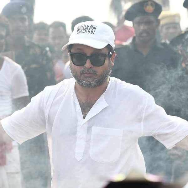 প্রত্যেক দিন অনুরাগীদের থেকে তাঁর নতুন ‘লুক’-এর জন্য প্রচুর অভিনন্দন পাচ্ছেন। সিনেমহল বলছে, অতীতের শিবপ্রসাদ আর নেই। বয়স সংখ্যামাত্র, এটাও প্রমাণ করেছেন তিনি। ৫০ ছুঁয়েও তিনি ২৫-এর মতোই তরতাজা।