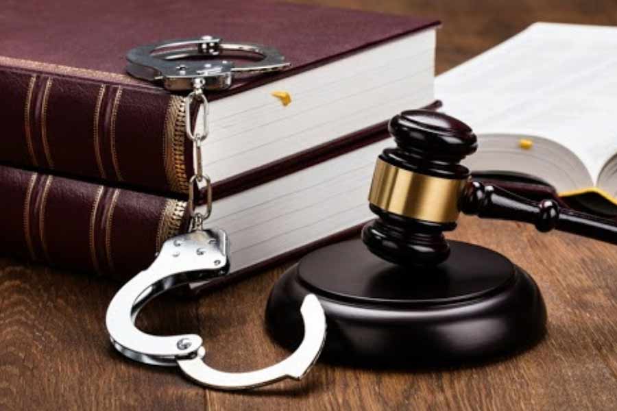 পাশাপাশি, ১৮৯৮ সালের ‘ক্রিমিনাল প্রসিডিওর অ্যাক্ট’ (ফৌজদারি বিধি)-এর পরিবর্তে ‘ভারতীয় নাগরিক সুরক্ষা সংহিতা’ এবং ১৮৭২ সালের ‘ইন্ডিয়ান এভিডেন্স অ্যাক্ট’ (ভারতীয় সাক্ষ্য আইন)-এর বদলে ‘ভারতীয় সাক্ষ্য অধিনিয়ম’— মোট এই তিনটি নতুন ফৌজদারি আইন কার্যকর হয়েছে সোমবার থেকে।