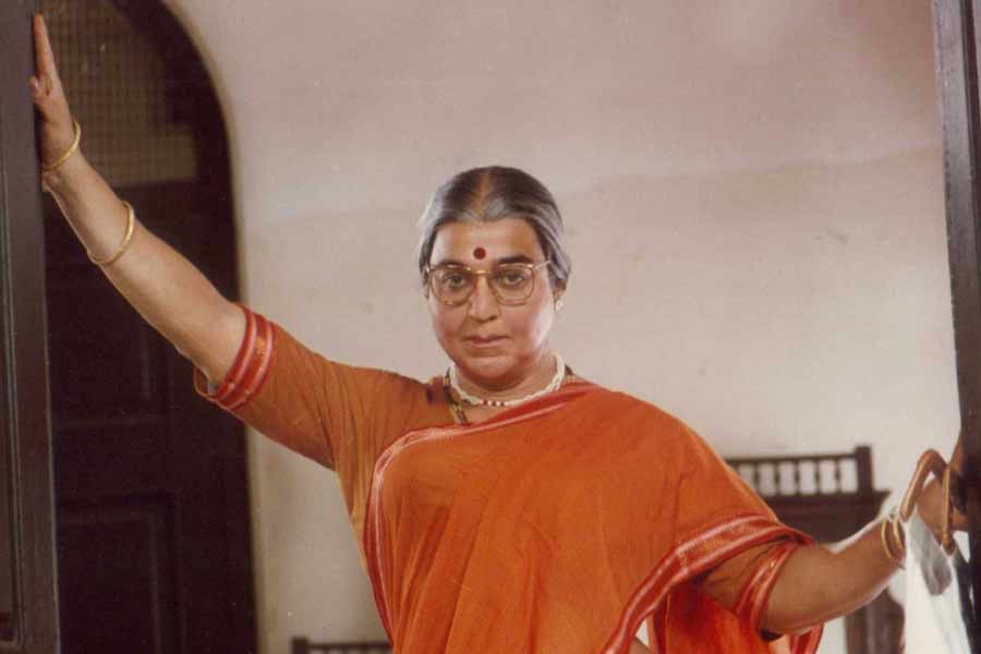 ১৯৯৭ সালে মুক্তি পেয়েছিল কমল হাসনের ‘চাচি ৪২০’। রবিন উইনিয়ামসের ‘মিসেস ডাউটফায়ার’ থেকে অনুপ্রাণিত হয়ে তৈরি হয়েছিল ছবিটি। ছবিতে বিবাহবিচ্ছেদের পর নায়ক কমলকে তাঁর মেয়ের সঙ্গে দেখা করতে দিতেন না স্ত্রী তব্বু। মেয়েকে দেখভালের জন্য ন্যানি সেজে যেতেন কমল। তাঁকে সকলে ডাকতেন চাচি বলে। সেই থেকেই ‘চাচি ৪২০’।