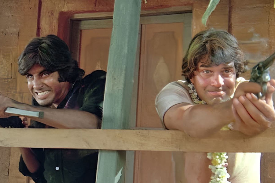 সত্তরের দশকে মুক্তি পাওয়া ‘শোলে’ এখনও ভারতের সফল ছবির তালিকার প্রথম সারিতে রয়েছে। তবে বক্স অফিসে ব্যবসার দিক থেকে আশির দশকে ‘শোলে’কে টপকে গিয়েছিল একটি হিন্দি ছবি। বলিপাড়া সূত্রে খবর, সেই ছবি তৈরি করতে নাকি বাংলো, জমি সব কিছুই বিক্রি করে দিয়েছিলেন এক বলি অভিনেতা।