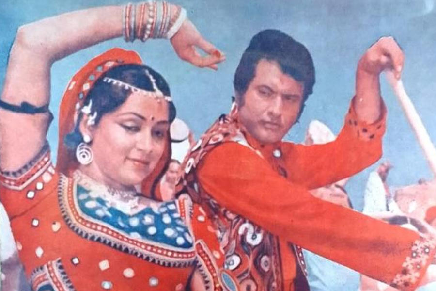 আশির দশকে বলিউডে সবচেয়ে দামি ছবির তালিকার শীর্ষে নাম লিখিয়েছিল ‘ক্রান্তি’। বলিপাড়া সূত্রে খবর, ছবির শুটিং হওয়ার কয়েক দিন পরেই প্রযোজকেরা ছবি থেকে নিজেদের সরিয়ে নেন। ফলে অর্থের অভাবে শুটিং থেমে যায়।